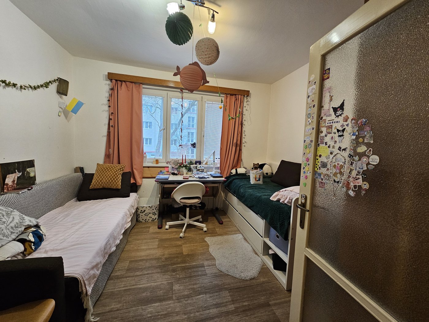 Zařízený dětský pokoj a srovnání čtyř AI nástrojů po odstranění nábytku